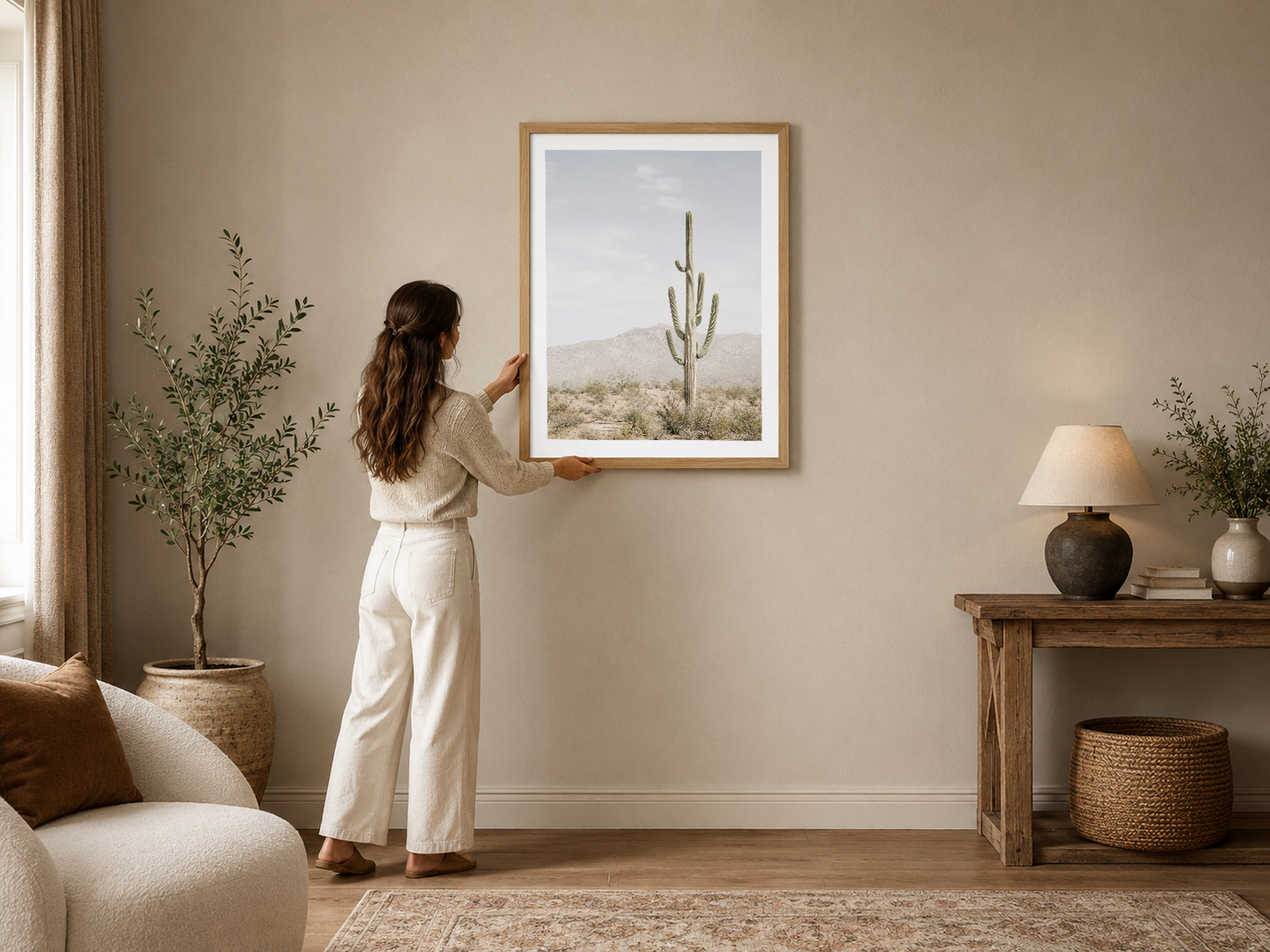 Çerçeveli kaktüs tablosu, minimalist çöl manzarası sahnesiyle modern oturma odasında zarif bir dekorasyon yapı.