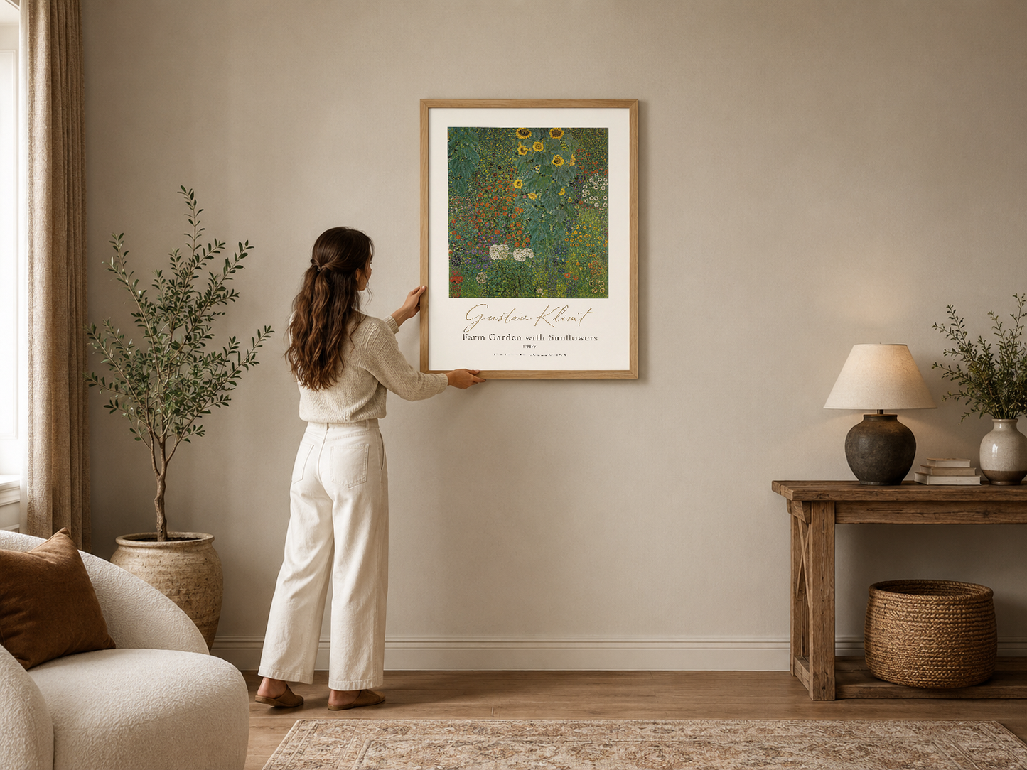 Klimt'in Farm Garden with Sunflowers tablosu, doğal ahşap çerçevede, modern boho oturma odasının duvarında.
