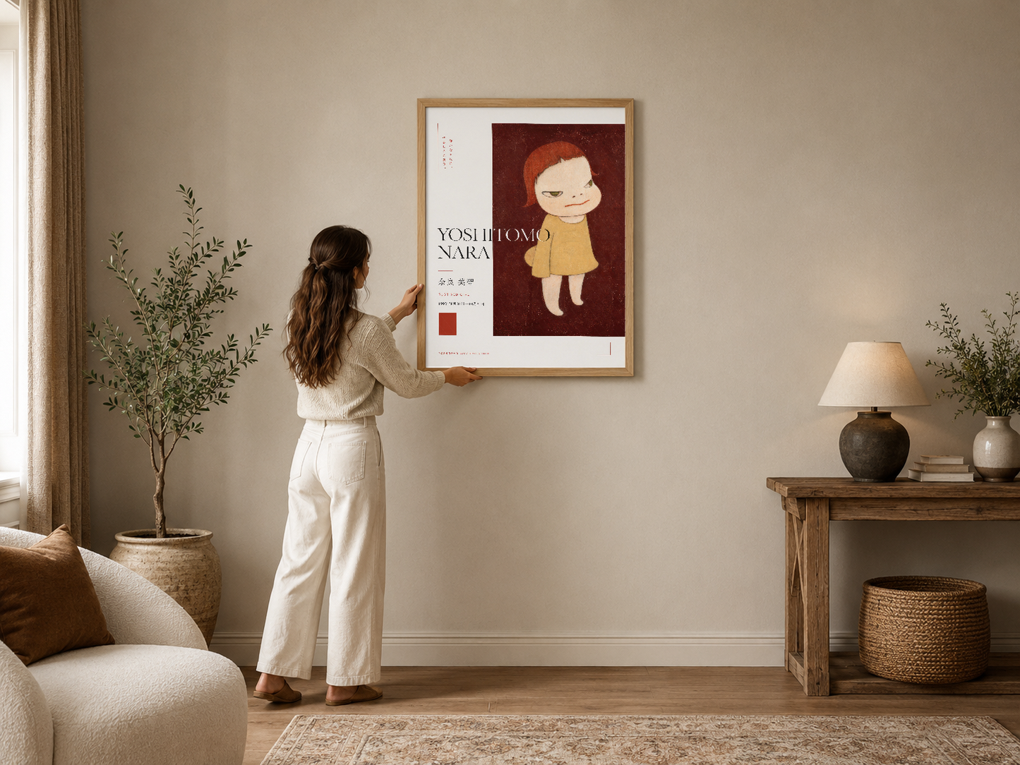 Sarı elbiseli kız figürü ve bordo arka plan içeren minimalist sanat posteri, doğal açık renkli ahşap çerçevede.