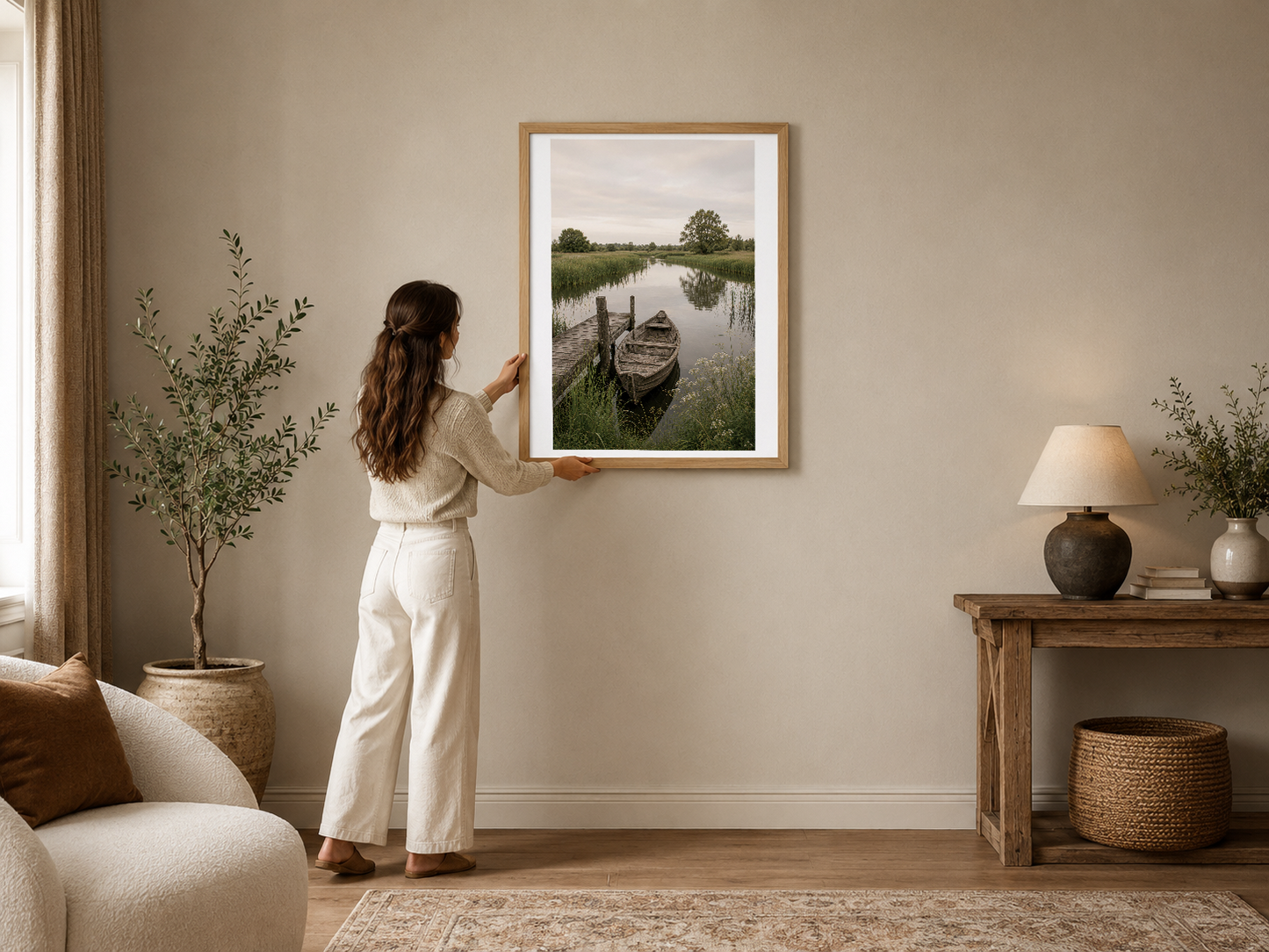Sakin bir göl manzarası ve eski teknesiyle doğanın huzurunu yansıtan çerçeveli poster, nötr dekorasyonu tamamlayan estetik