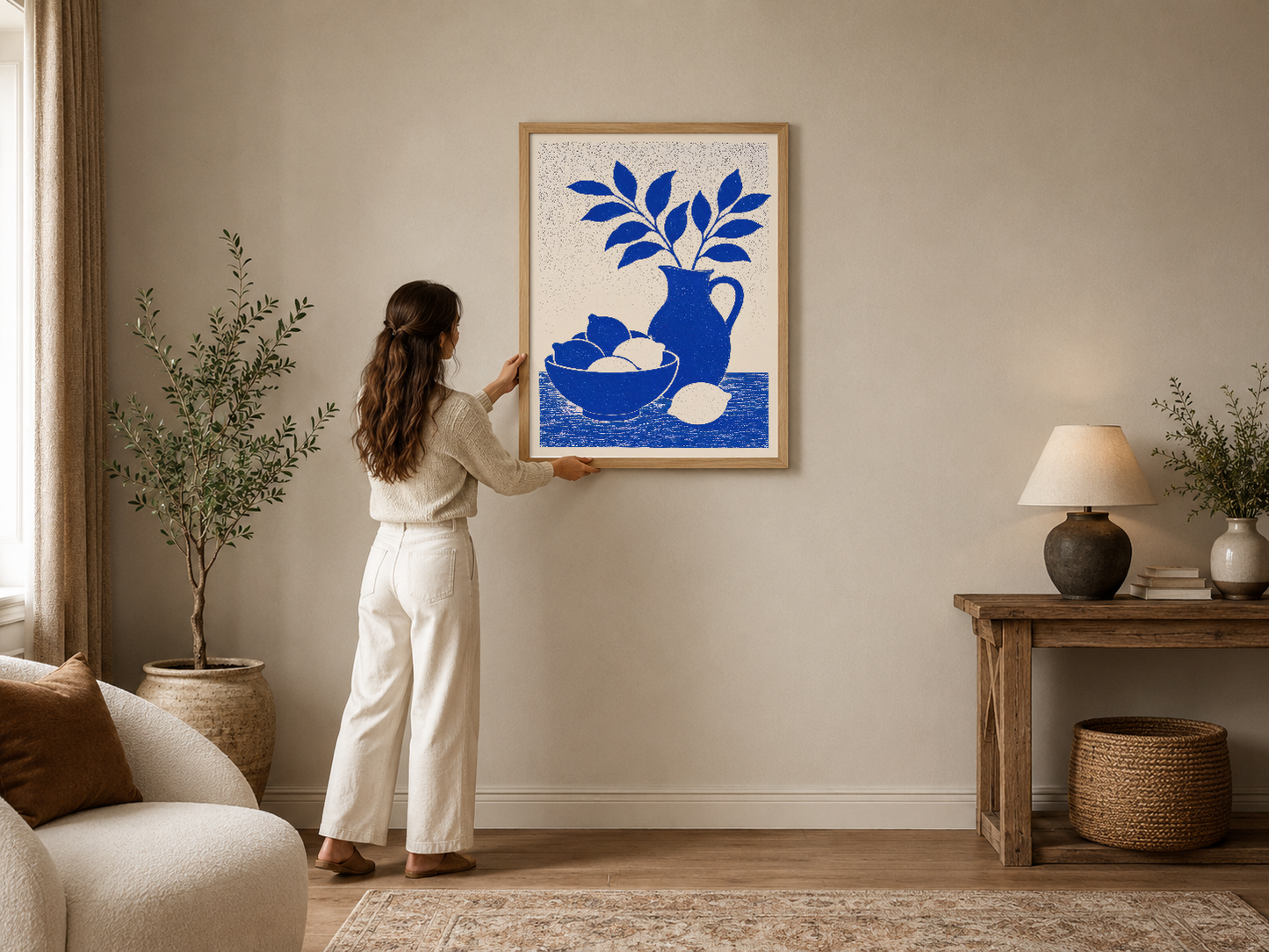 Kobalt mavisi vazo ve meyve tabağı motifli sanat tablosu, doğal çerçevesiyle modern oturma odasının duvarında.