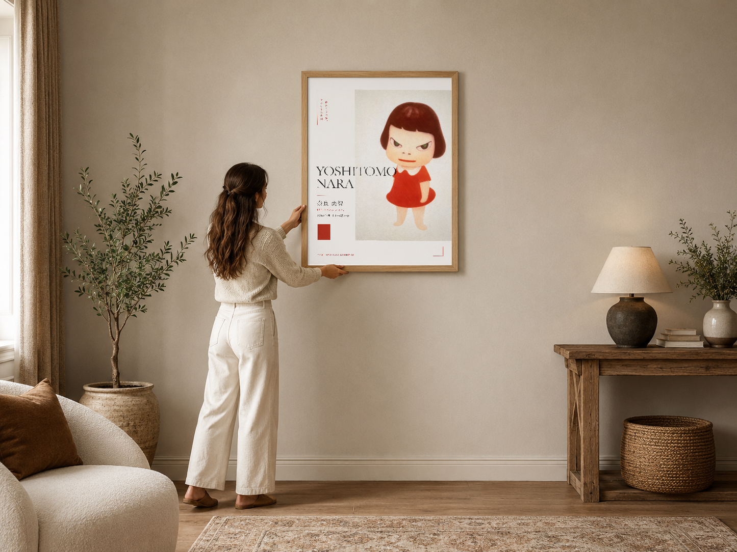 Kırmızı elbiseli kız karakterinin minimalist japonca tasarımlı posteri, ahşap çerçeveli, modern oturma odasında sergileniyor.