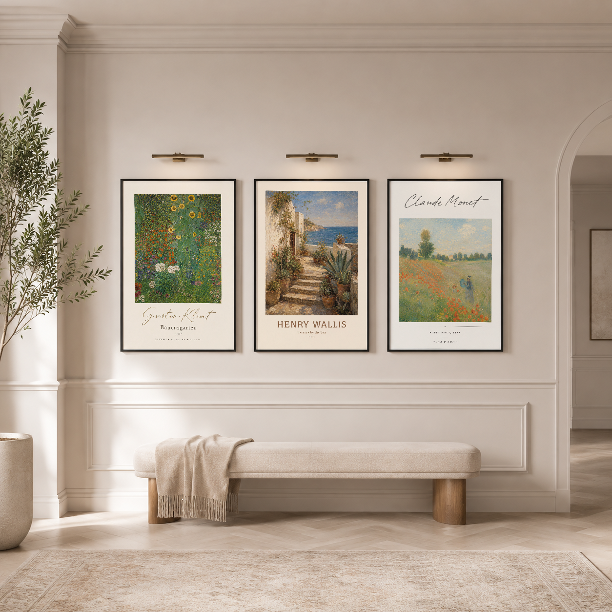 Klasik sanat eserlerinden oluşan üç parçalı çerçeveli tablo seti, modern oturma alanında kanepenin üstünde sergilenen şık