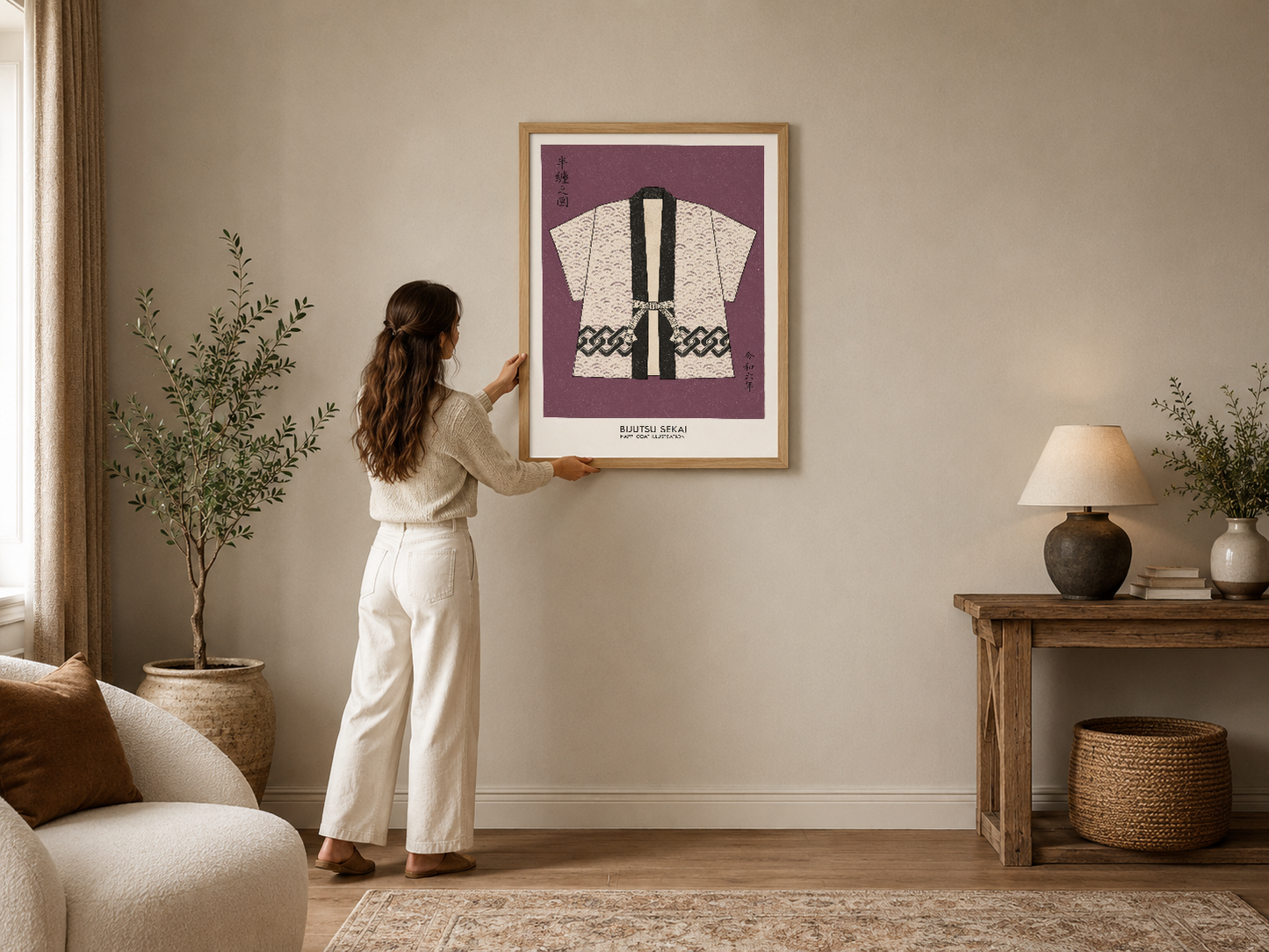 Işık ahşap çerçevede, mürdüm fonda geleneksel Japon giysi tasarımlı poster modern oturma alanında.