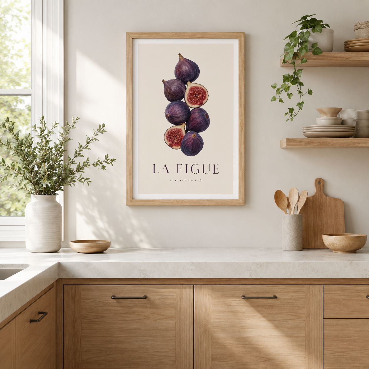 Incir meyvesi illüstrasyonlu La Figue posteri, doğal ahşap çerçevede, modern mutfak dekorasyonunda.