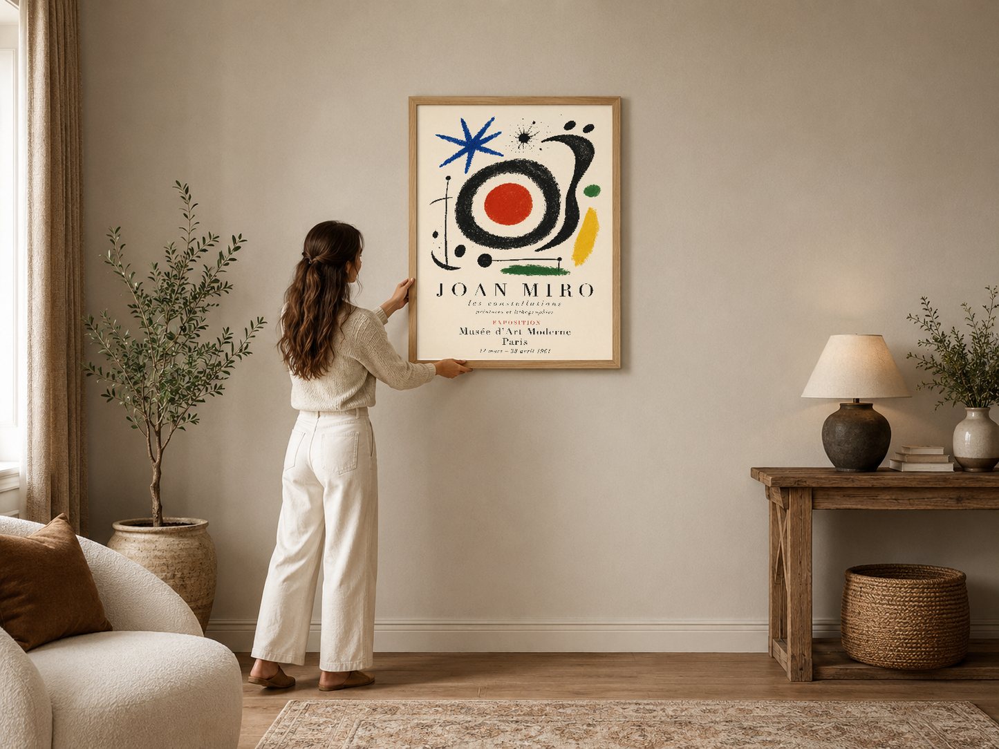 Joan Miro'nun ikonik soyut tasarımı, renkli geometrik formlar ve dinamik çizgilerle modern oturma odasını canlandırır.