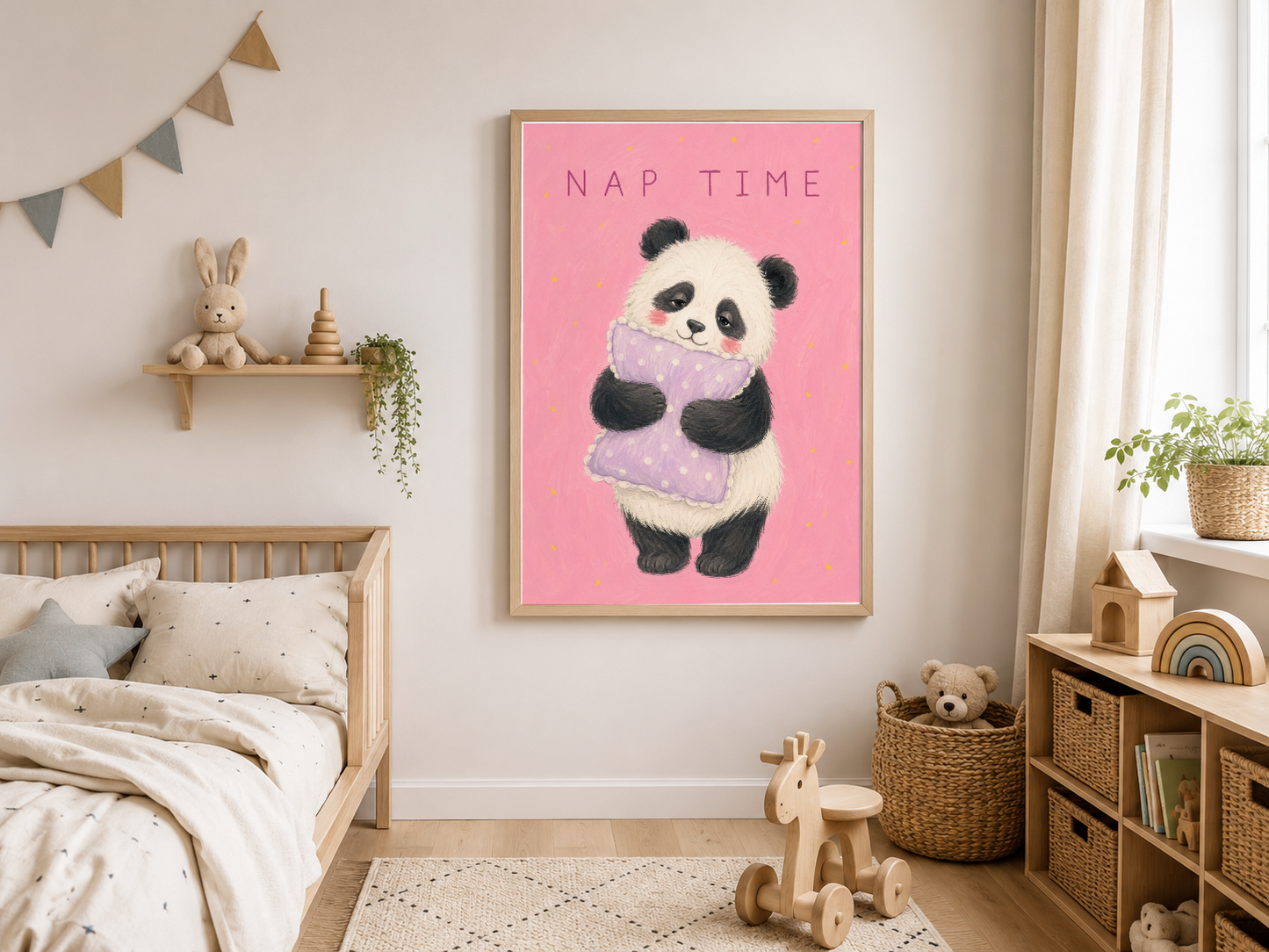 Pembe zemin üzerinde uyku tulumlu panda karakteri içeren çocuk odası tablosu, ahşap çerçevede.