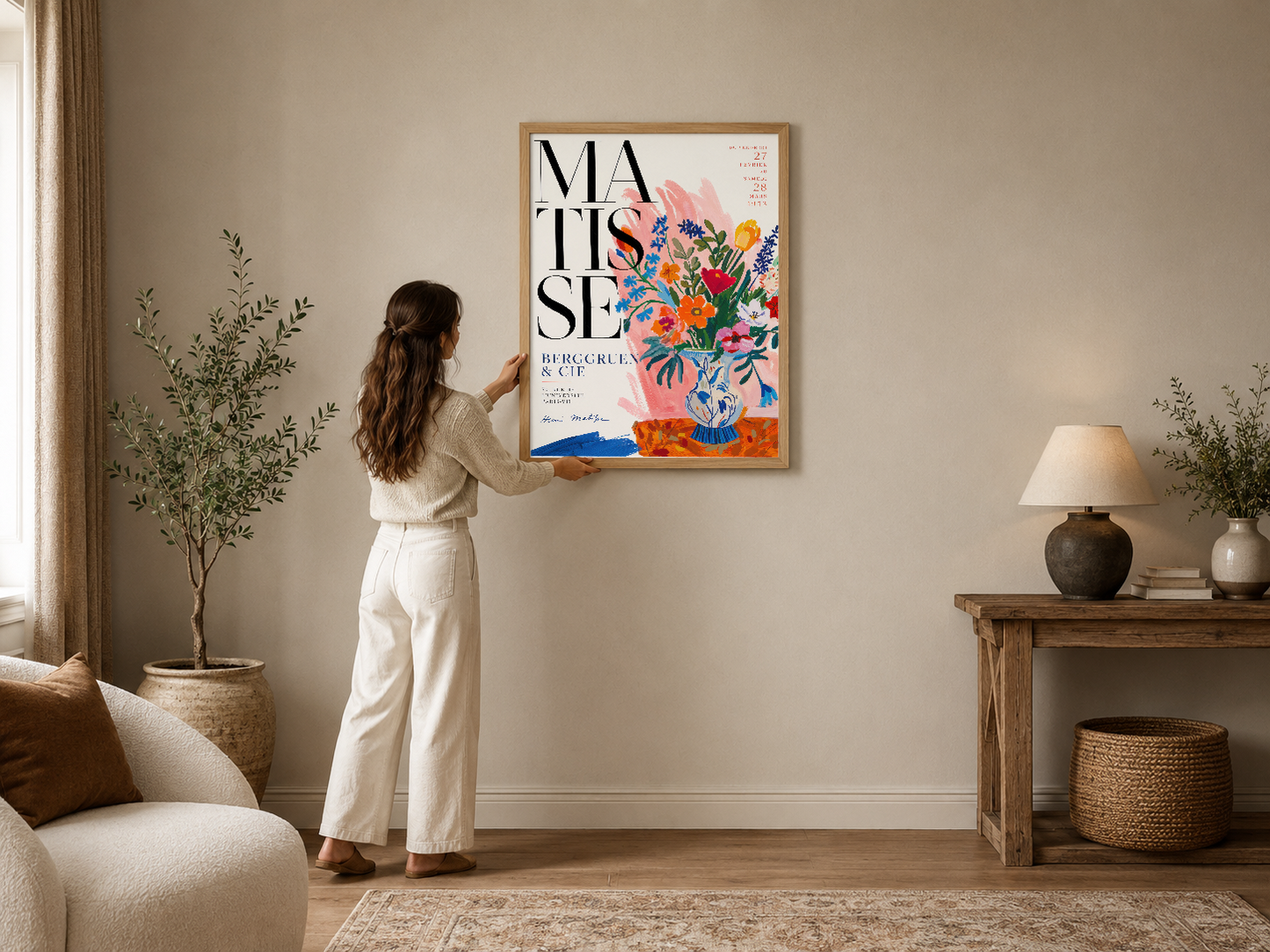 Renkli çiçek buketli modern poster, ahşap çerçevede, minimal oturma odasında duvar dekorasyonu.