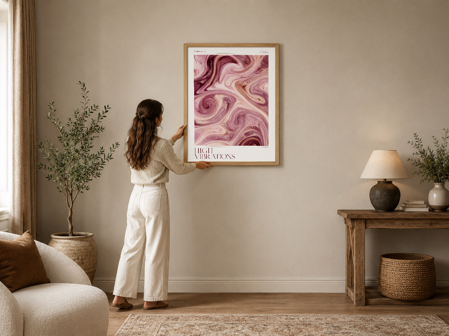 Soyut pembe mermer desen tablonun ahşap çerçevesi ile modern oturma odasında sergilenmesi.