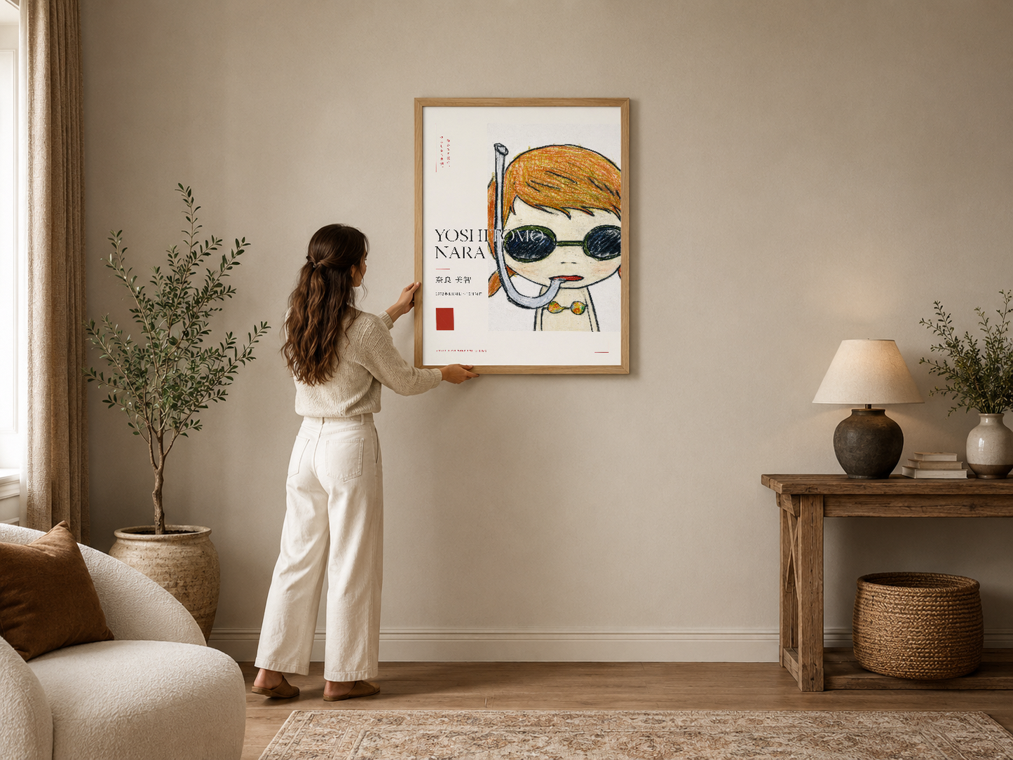 Gözlüklü kız karakteri ve Japon tipografisi içeren minimalist sanat tablosu, ahşap çerçevede.
