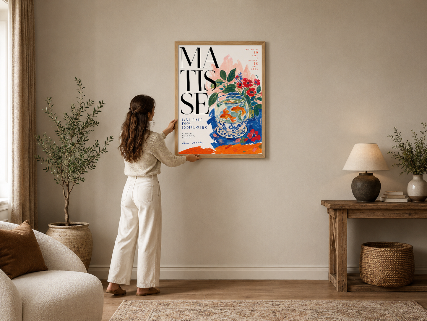 Matisse tarzı çiçek desenli ve mavi seramik vazo motifli sanat tablosu, çerçeveli olarak modern oturma odasında sergilenmesi.