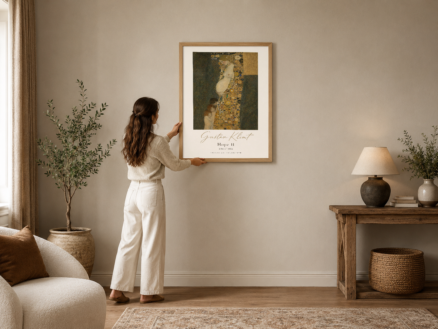 Gustave Klimt'in Hope II eserini ahşap çerçeveli poster, beige duvarında yumuşak ve zarafetli görünüm yaratıyor.
