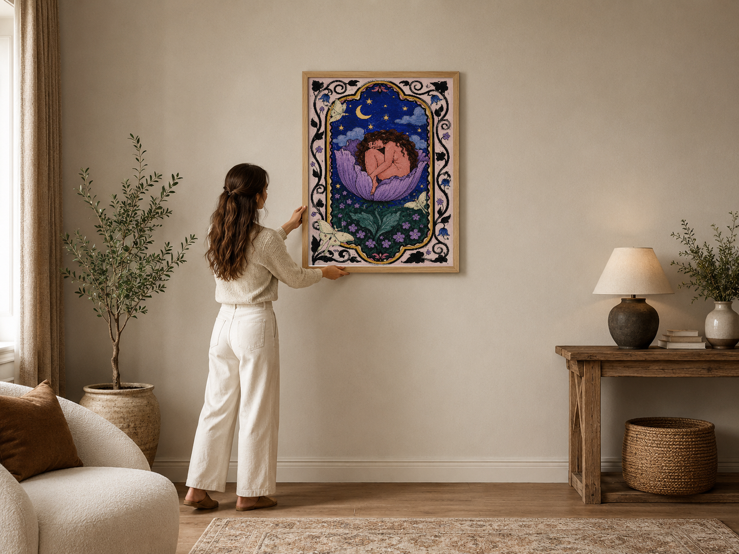 Ay ve yıldızlı gece gökyüzünde, çiçek bahçesinde uyuyan figür tasvir eden, dekoratif çerçeveli fantezi sanat tablosu.