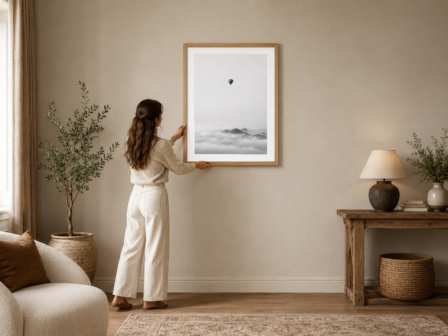 Ahşap çerçeveli siyah beyaz tablo, dağ tepeleri ve gökyüzünde uçan balon motifiyle minimalist hava veriyor.