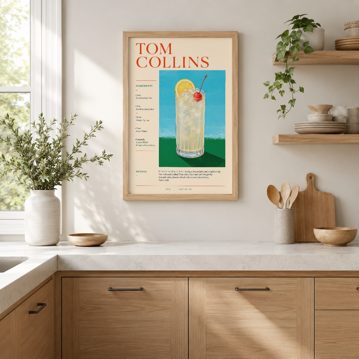 Tom Collins kokteyli resep posteri, vintage stil tasarım, mutfak duvarında ahşap çerçevede sergilenen retro içecek tablosu.