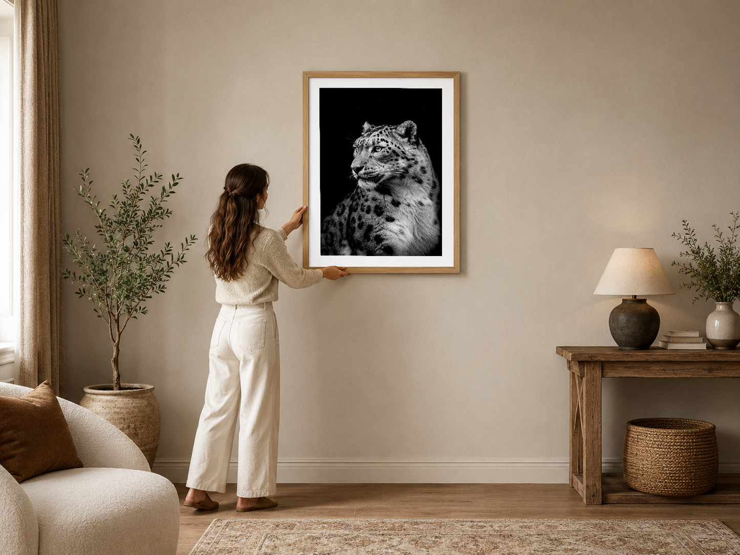 Siyah beyaz leopar portresi, çam çerçevesi ile modern oturma odasının duvarını süslüyor.