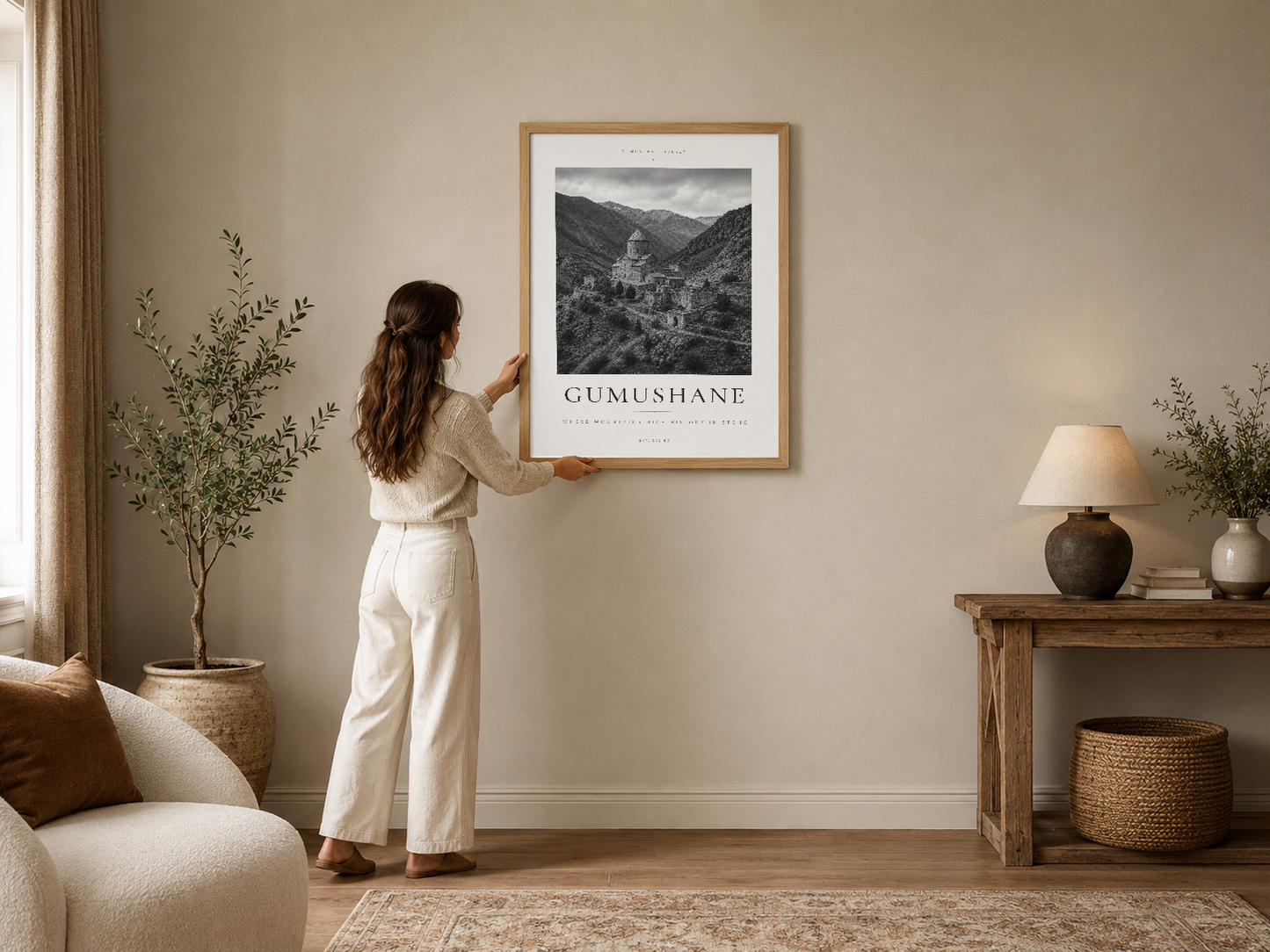Gümüşhane'nin tarihi kalesini siyah beyaz çerçeveli poster, sıcak beige duvarında modern bir oturma odasında.