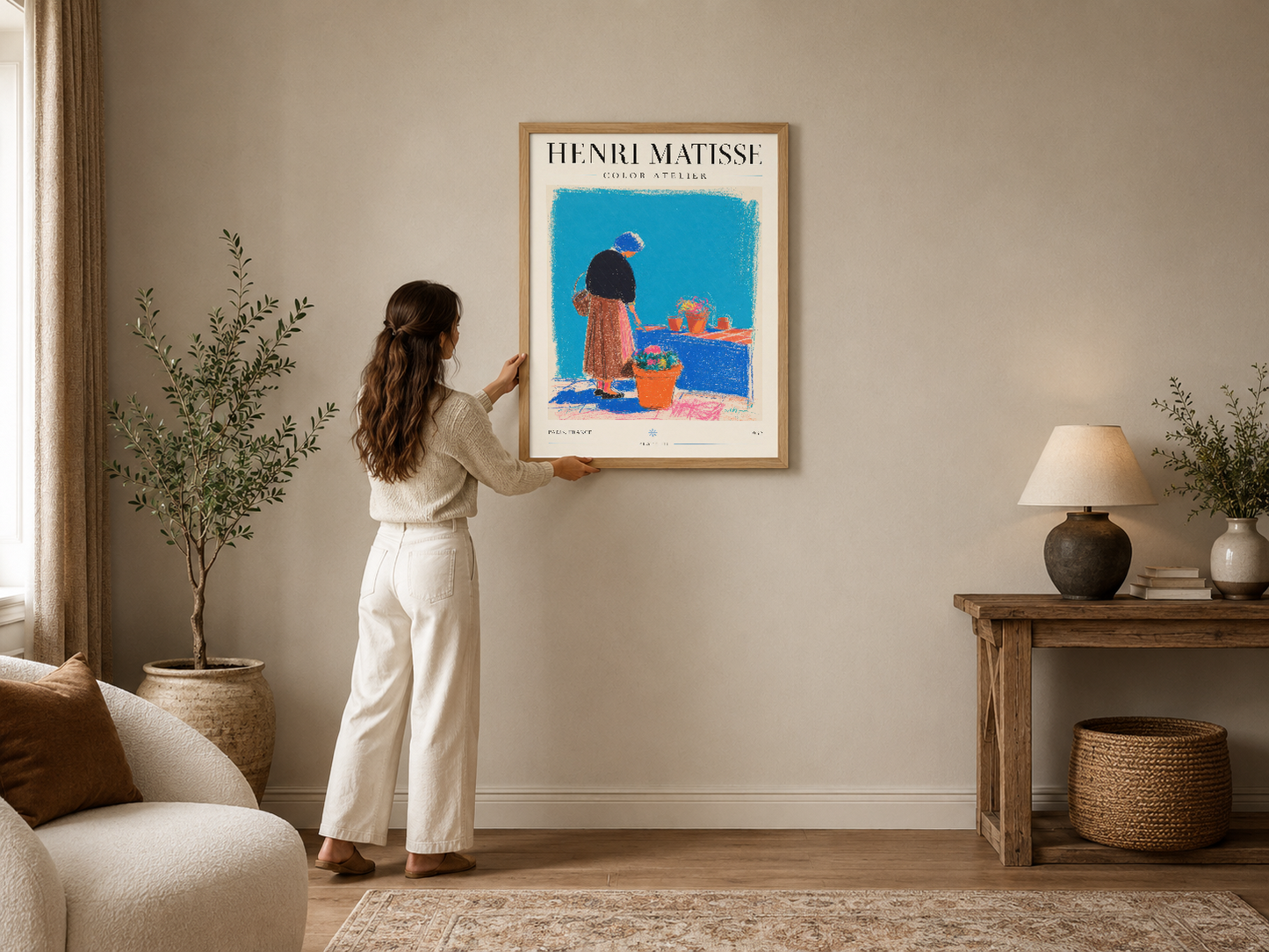 Henri Matisse Color Atelier posteri, canlı mavi ve sıcak renklerle yapılı figüratif sahnesi ile modern oturma alanında.
