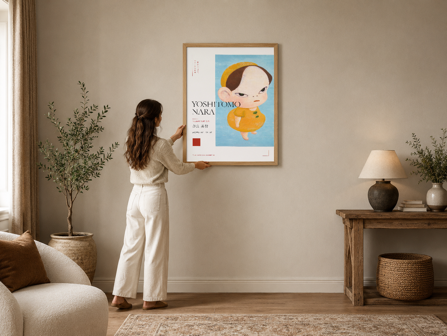 Yoshitomo Nara'nın ikonik çalışması, ahşap çerçevede, modern oturma odasında kanepenin üstünde sergilenen minimalist poster.