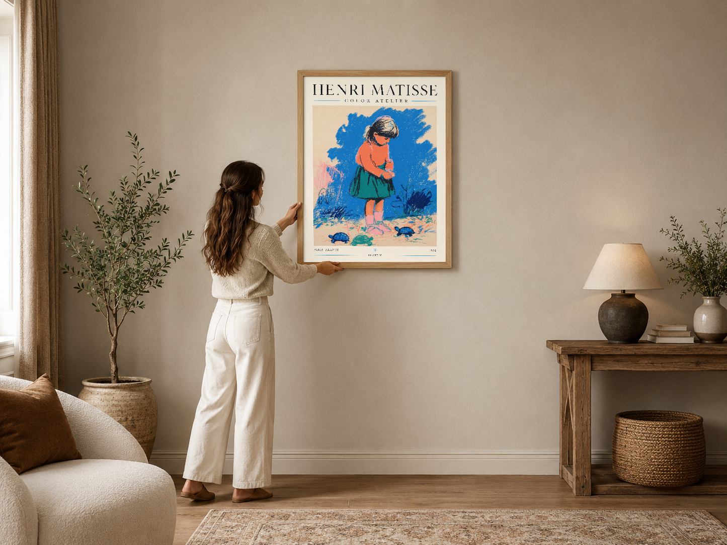 Henri Matisse Color Atelier posteri, çerçeveli, sıcak bir oturma odasında duvar dekorasyonu olarak sergilenmekte.