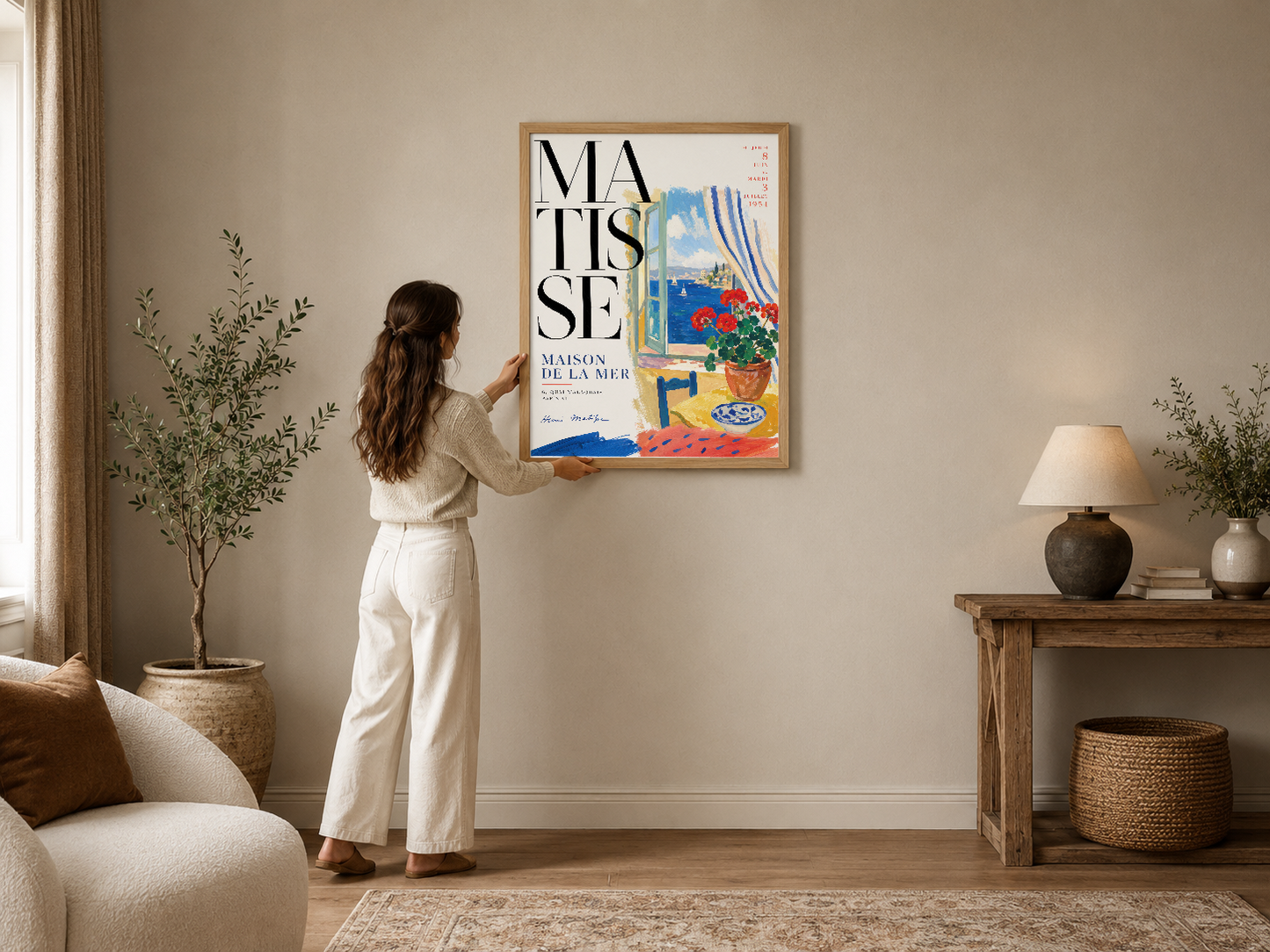 Matisse Maison De La Mer poster, sıcak beige tonda minimalist oturma odasında çerçeveli duvar tablosu.