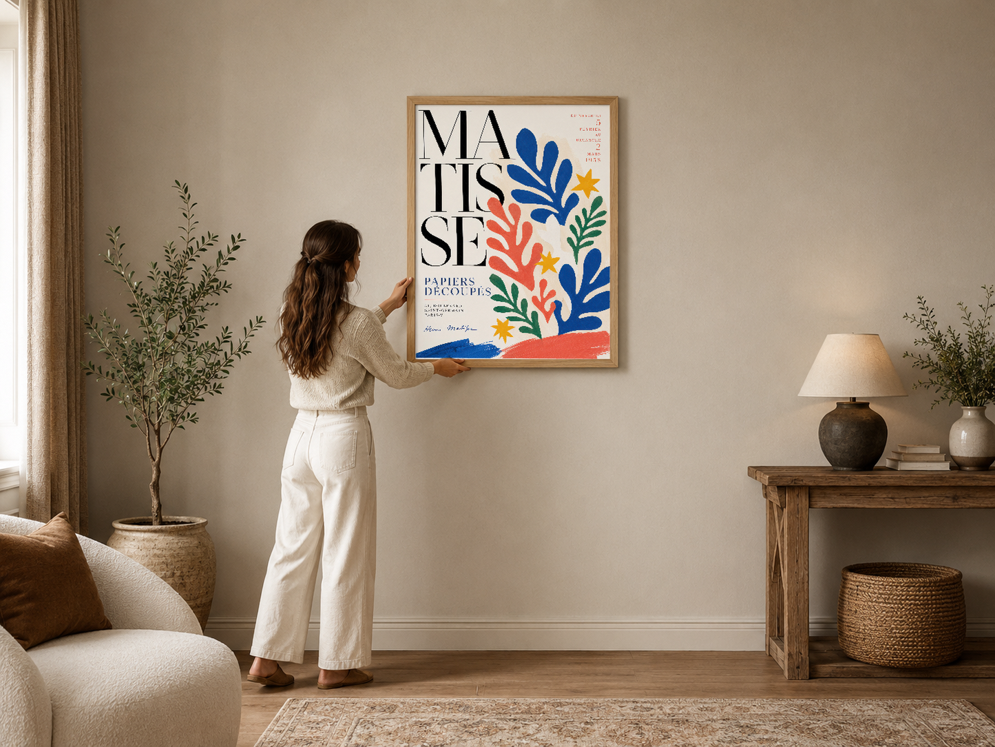Matisse Papiers Découpés posteri, canlı mavi, mercan ve sarı yapraklarla modern oturma odasının duvarını süsleyen sanat