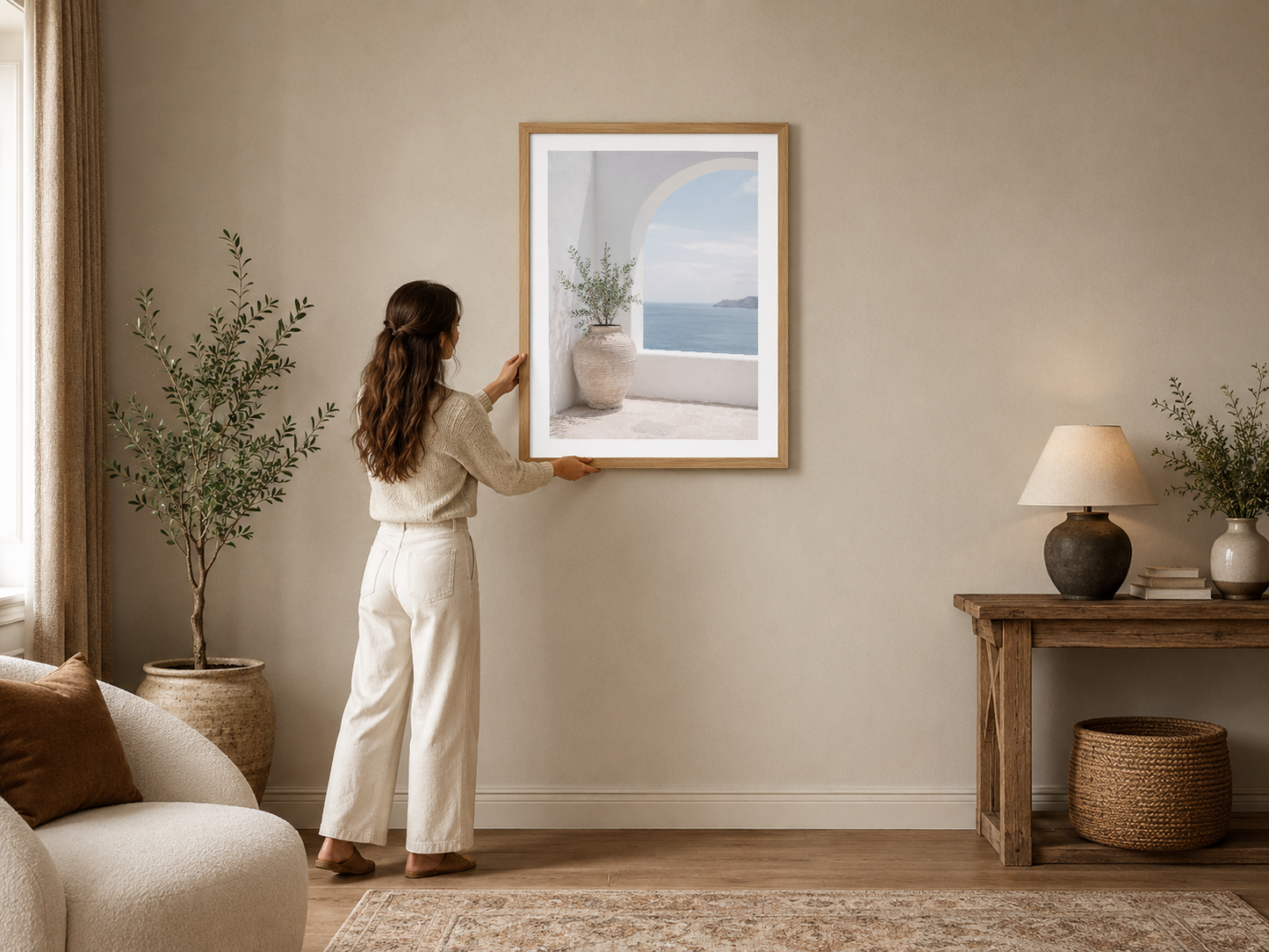 Akdeniz manzaralı minimalist tablo, ahşap çerçeveli, nötr renkli oturma odasında dekoratif bir parça.