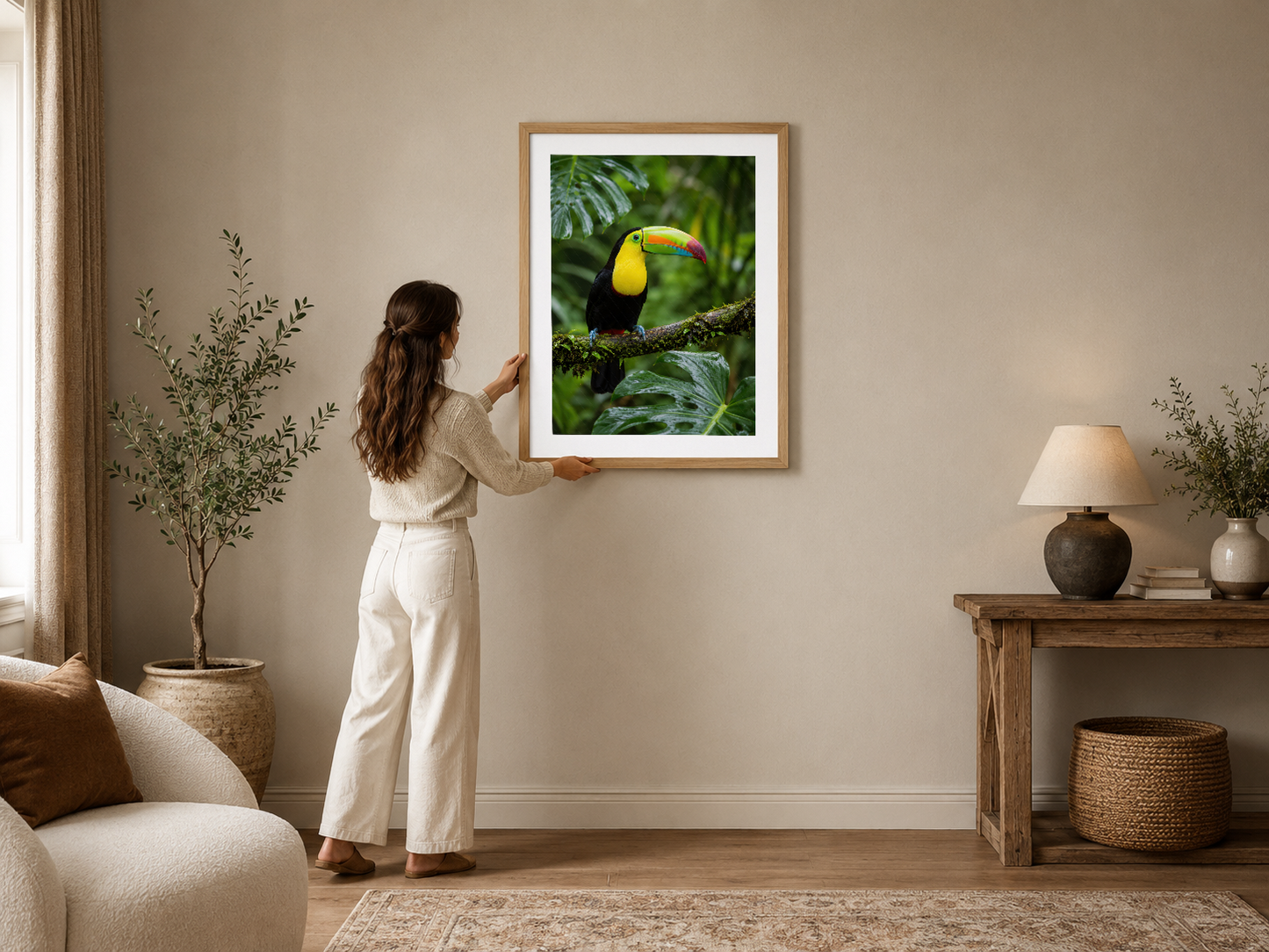 Sarı gözlü toucan portresi, yeşil yapraklı orman atmosferi ile modern oturma odasında ahşap çerçevede.