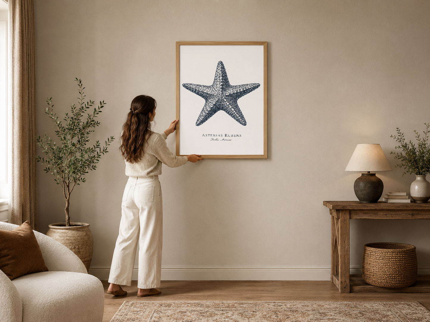 Deniz yıldızı tasarımlı minimalist poster, ahşap çerçevede modern bir oturma odasını zarif şekilde tamamlıyor.