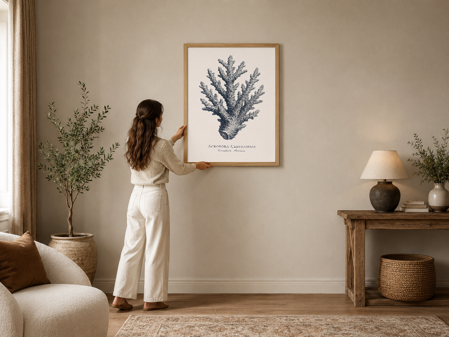 Ahşap çerçeveli mercan botanik tablosu, minimalist oturma odasında doğal dekorasyonla uyumlu.