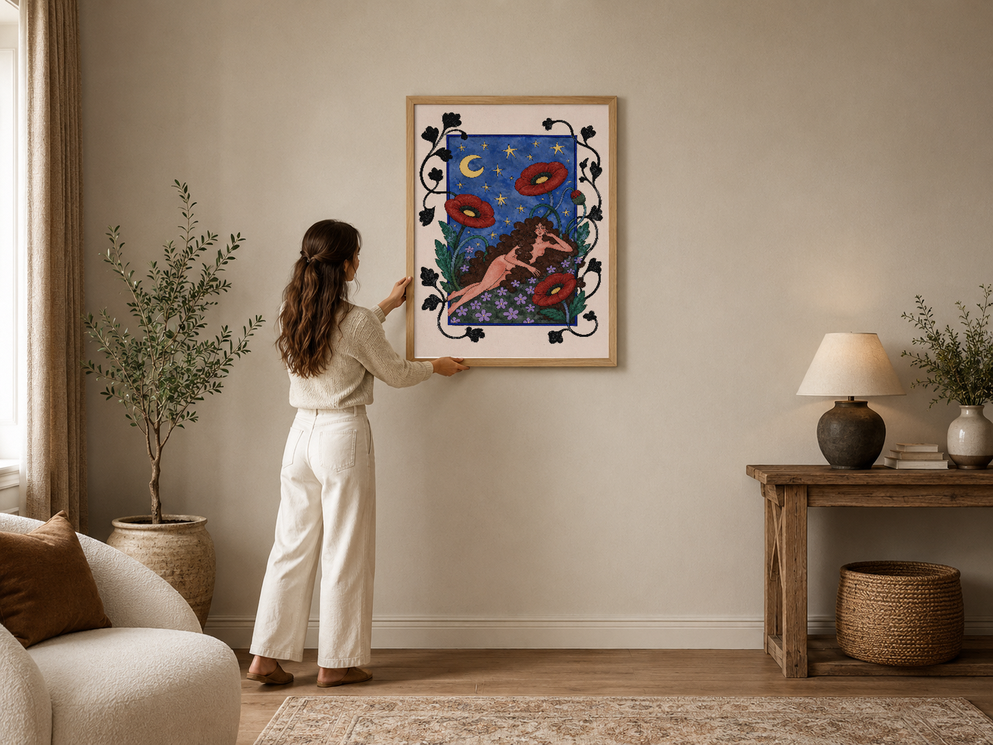 Gece temasıyla bezeli, seksi figür ve kırmızı papatyaların yer aldığı sanat tablosu, ahşap çerçevede asılı.