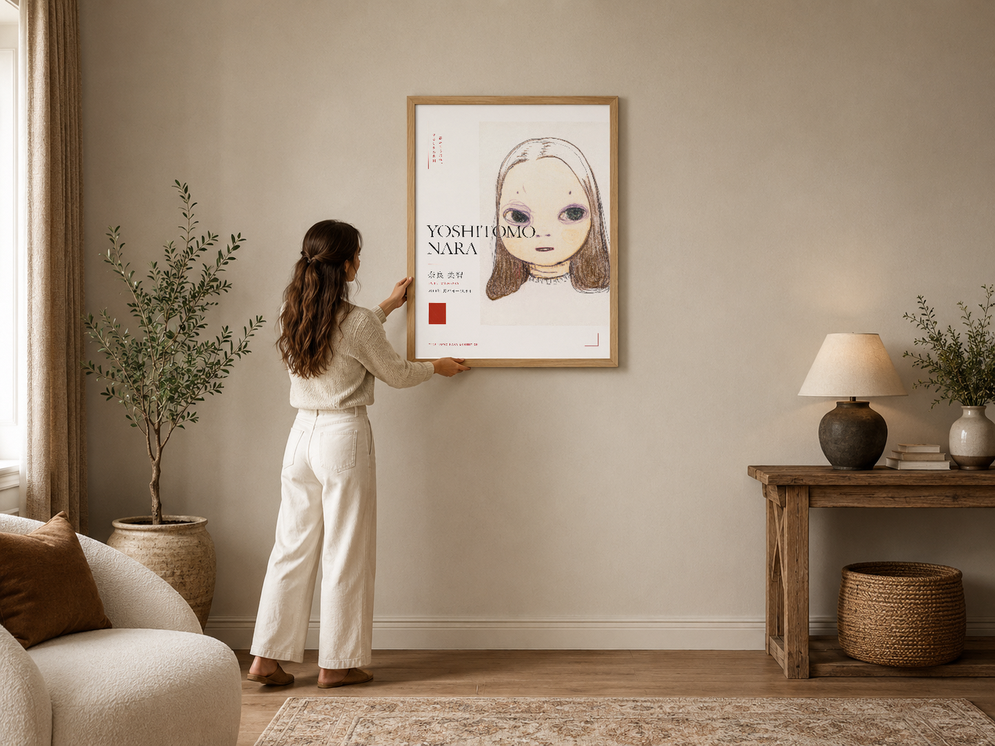Minimalist Japon portre stili tablo, ahşap çerçeveli, nötr tonlarla tasarlanmış modern oturma alanında.