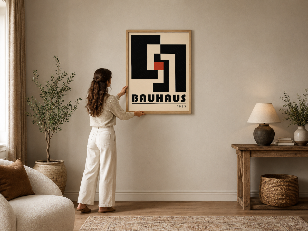 Bauhaus 1923 tasarımı, geometrik siyah formlar ve kırmızı aksan içeren ikonik poster, ahşap çerçevede.
