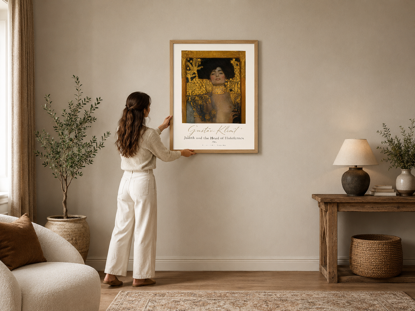 Klimt'in başyapıtı Judith portresi, altın detaylar ve özgür tasarımıyla modern bir oturma odasını zenginleştiriyor.