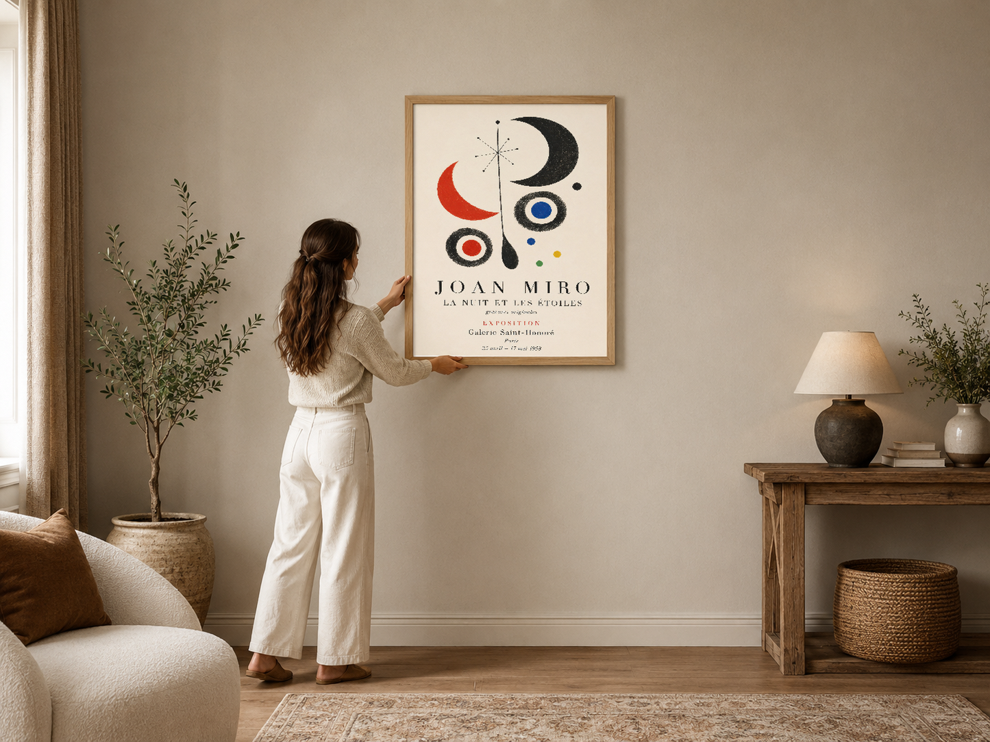 Joan Miro imzalı soyut tablo, ay ve yıldız motifleriyle çerçeveli duvar dekorasyonu.