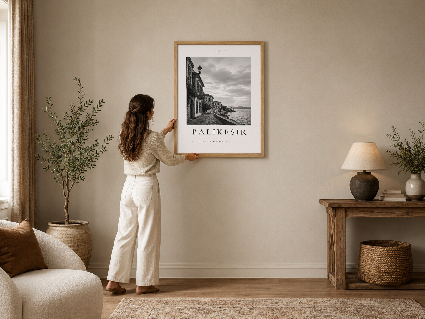 Balıkesir'in tarihi sahil mimarisini siyah-beyaz fotoğrafla sunan, doğal çerçeveli poster modern oturma odasında.