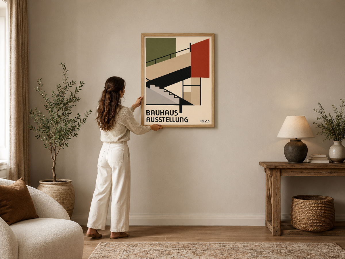 Bauhaus Ausstellung 1923 posteri, geometrik merdiven tasarımı ve bold renkler ile modern iç dekorasyonda.
