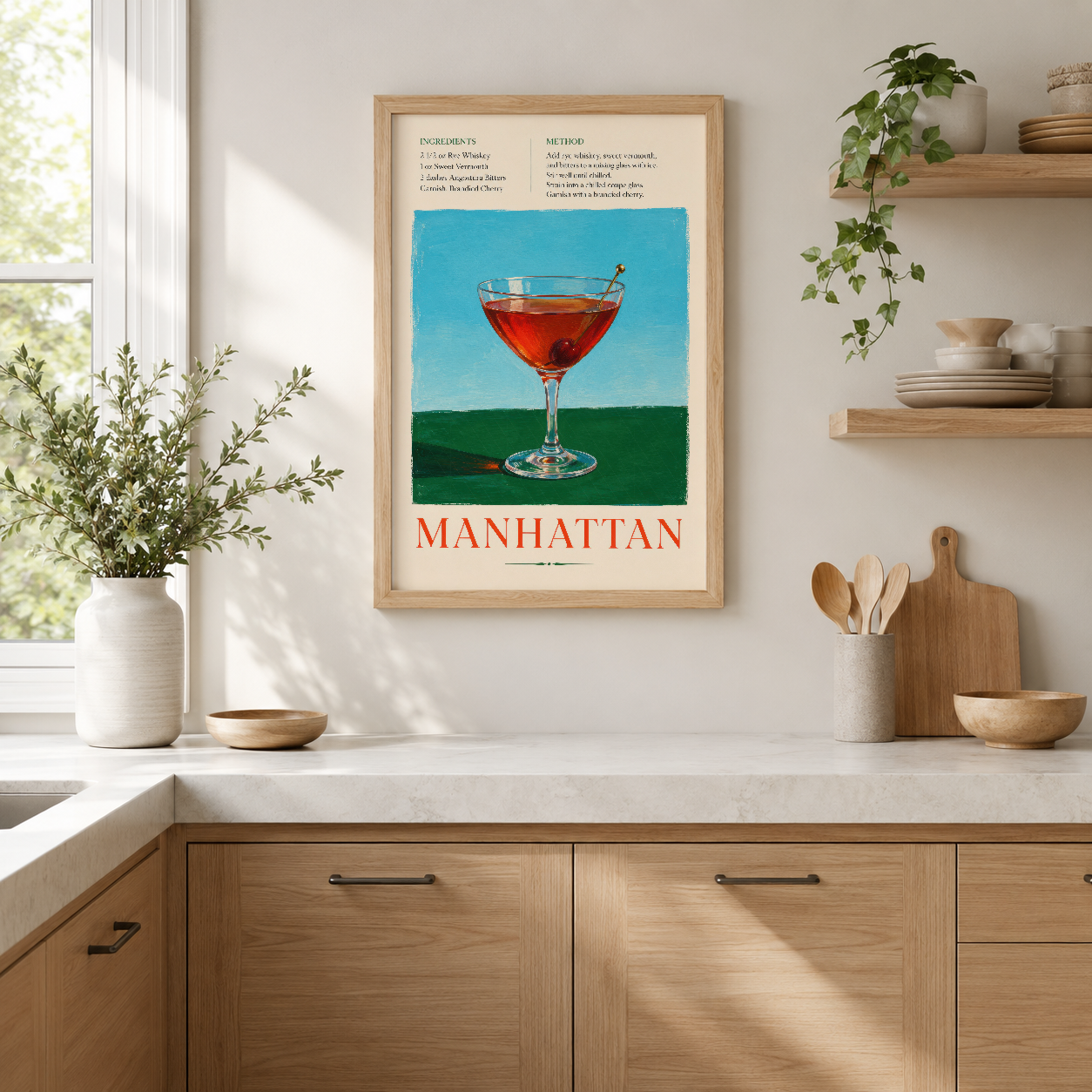Manhattan kokteyl tarifi ve retro tasarımlı poster, doğal ahşap çerçevede mutfak dekorasyonunda.
