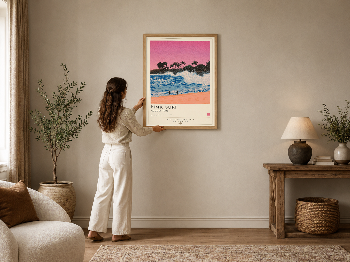Retro tarzı Pink Surf posteri, palmiye ağaçları ve dalgaların yer aldığı sakin oturma odasında ahşap çerçevede sergileniyor.