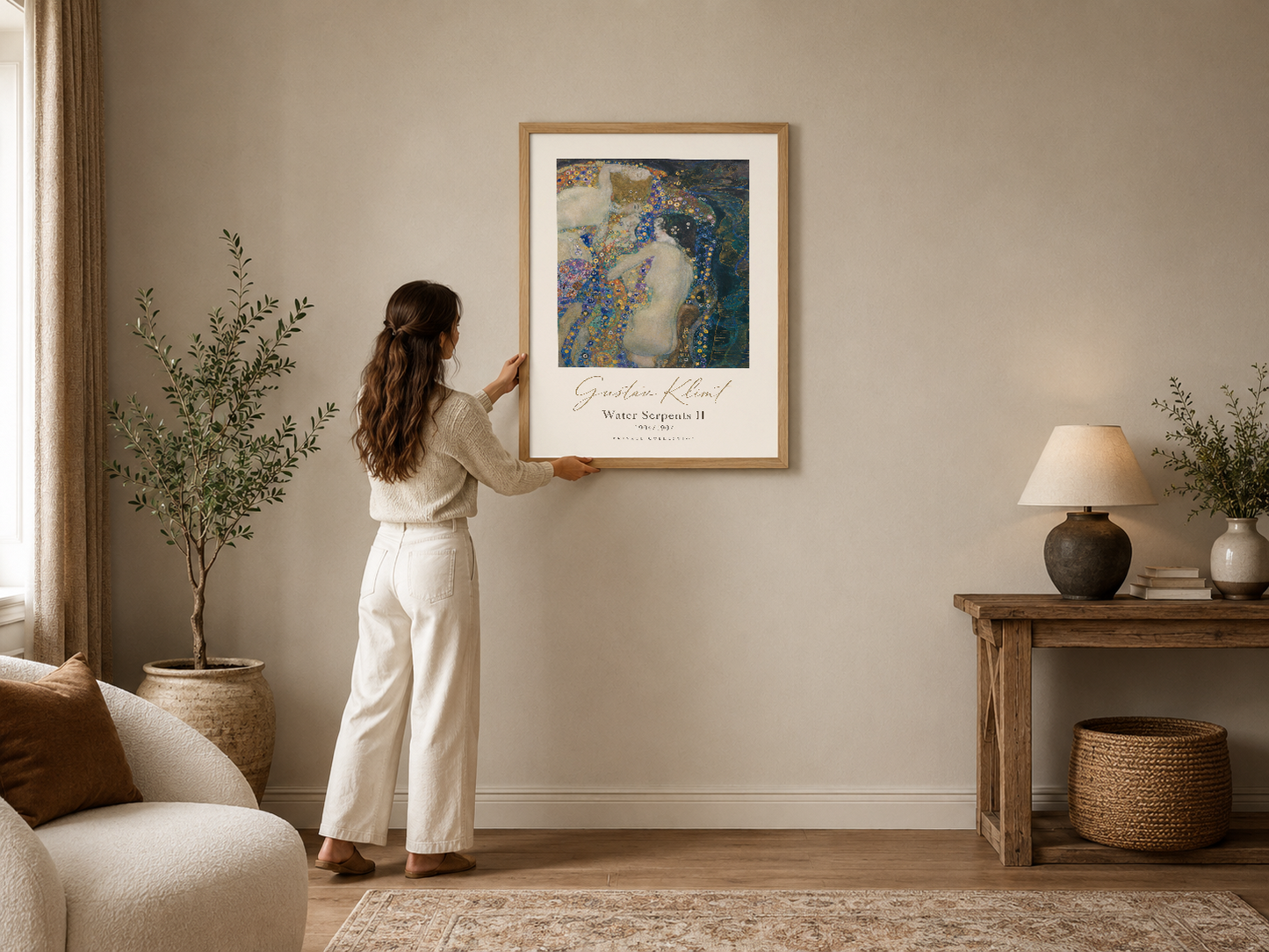 Gustav Klimt'in Su Yılanları II eserini ince ahşap çerçevede sunyan zaraif poster, minimalist oturma odasında duvar sanatı.