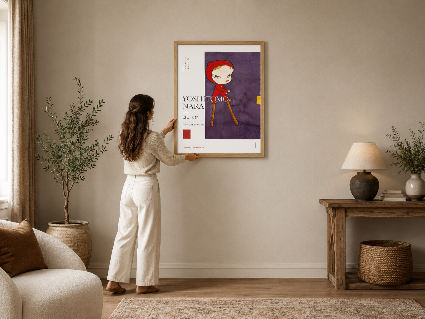 Kırmızı başlıklı Japon karakterinin portresi, mor zeminde, ahşap çerçeveli poster sakin oturma odasında.