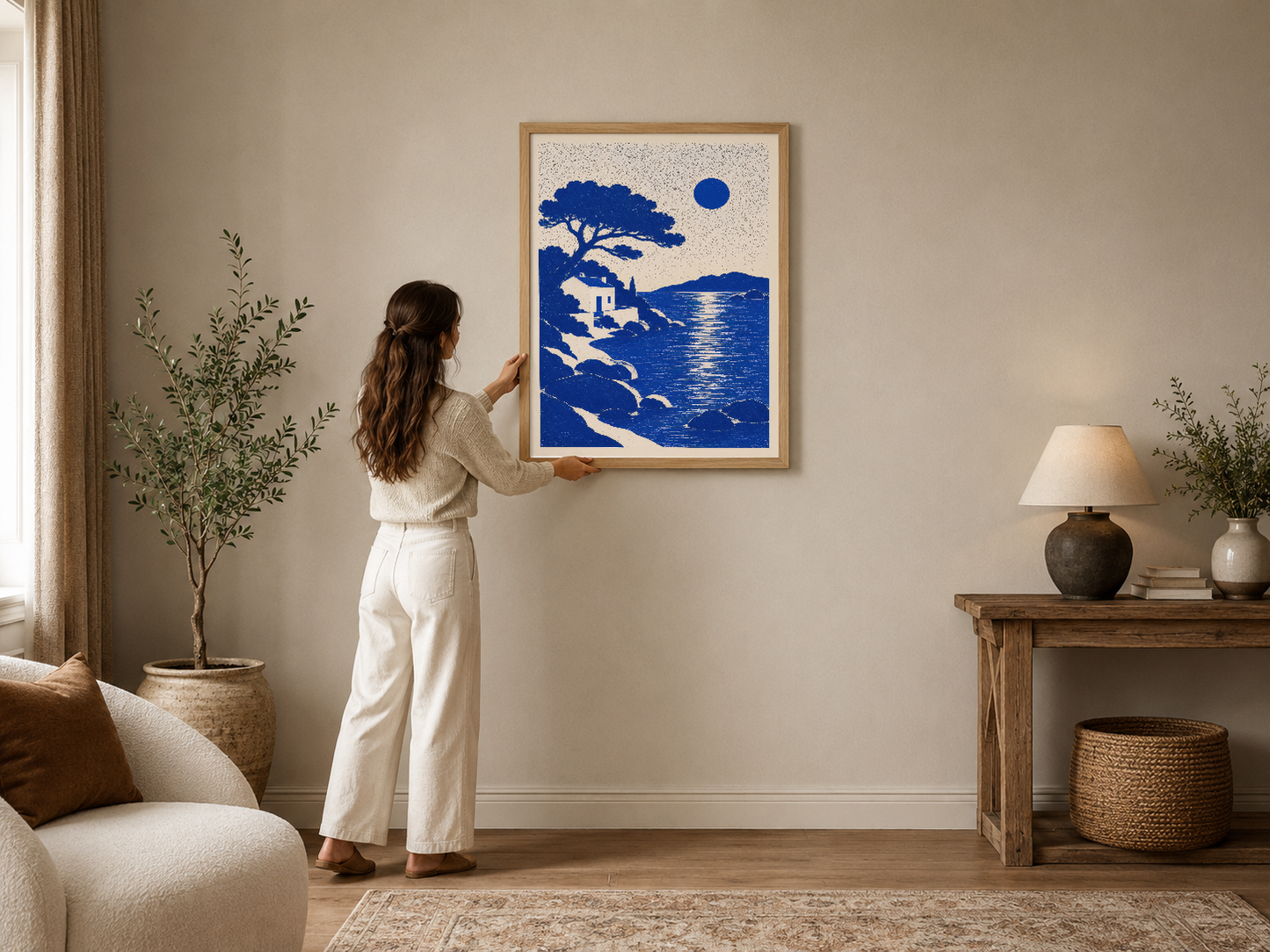 Çerçeveli mavi deniz manzarası tablosu, ağaç ve ay motifiyle minimalist Japon sanat stilinde.
