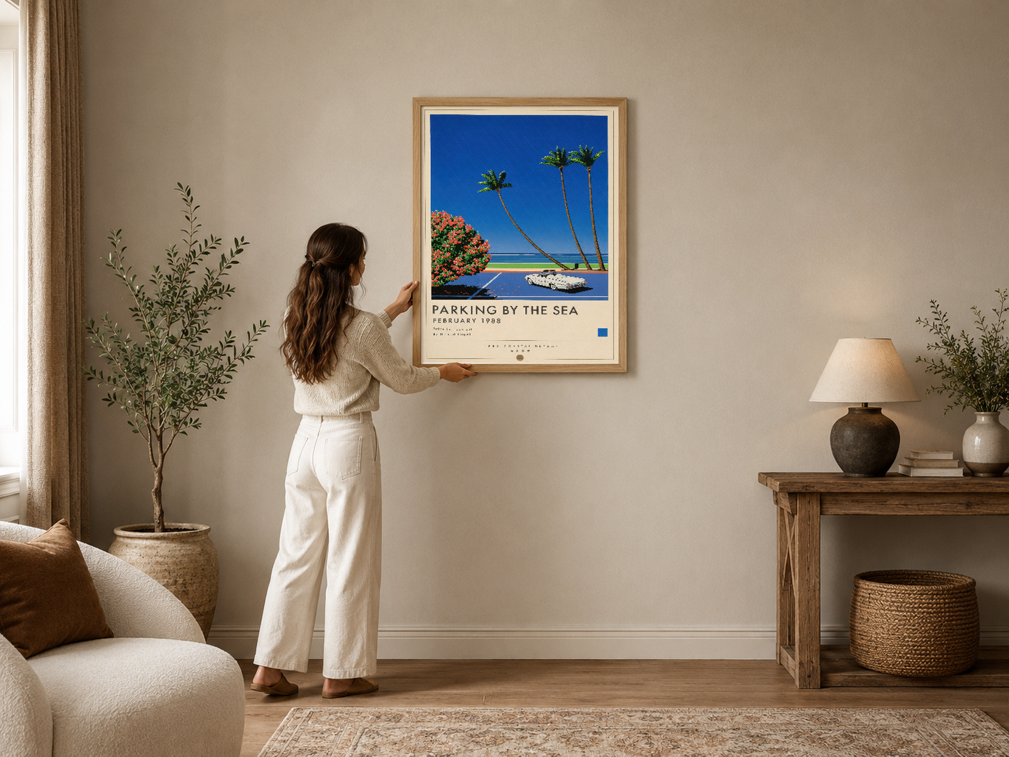 Palmiyelerin yanında deniz manzaralı retro poster, modern oturma odasında çerçeveli duvar dekoru.