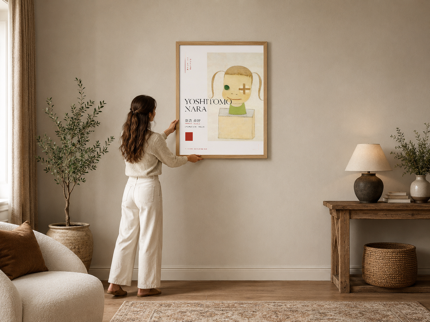 Yoshitomo Nara tasarımlı minimalist portre tablosu, ahşap çerçeveli, modern oturma odasının duvarında sergilenmiş.