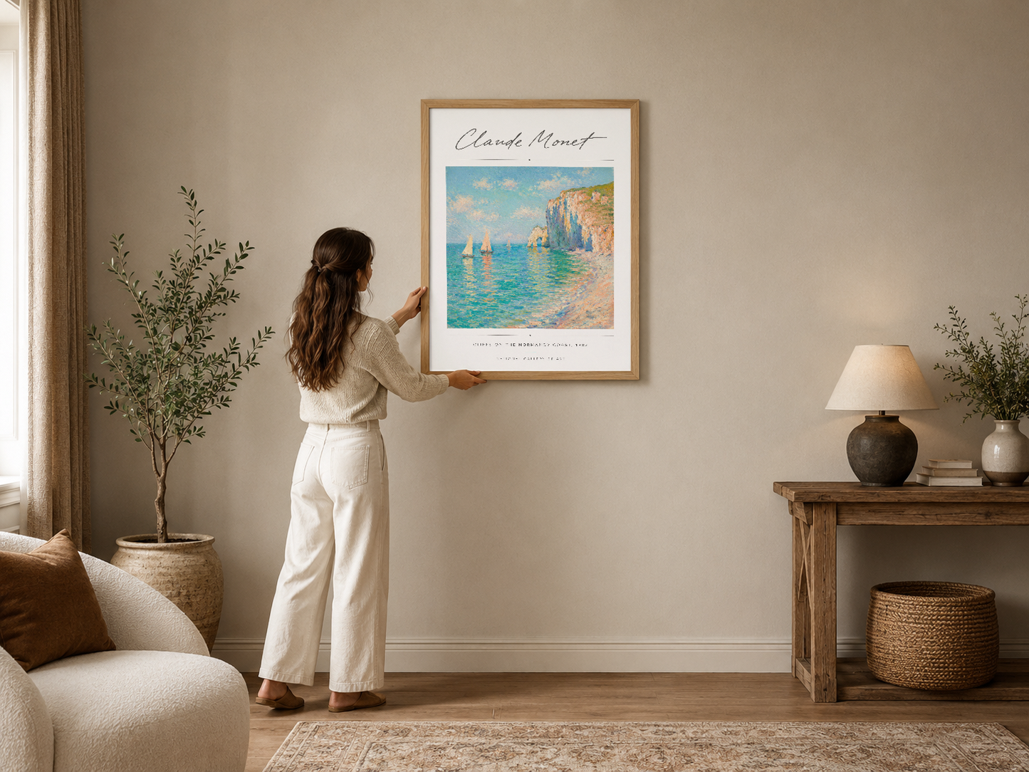 Monet'nin sahil manzarası tablosu, doğal ahşap çerçevede modern oturma odasının duvarında asılı.