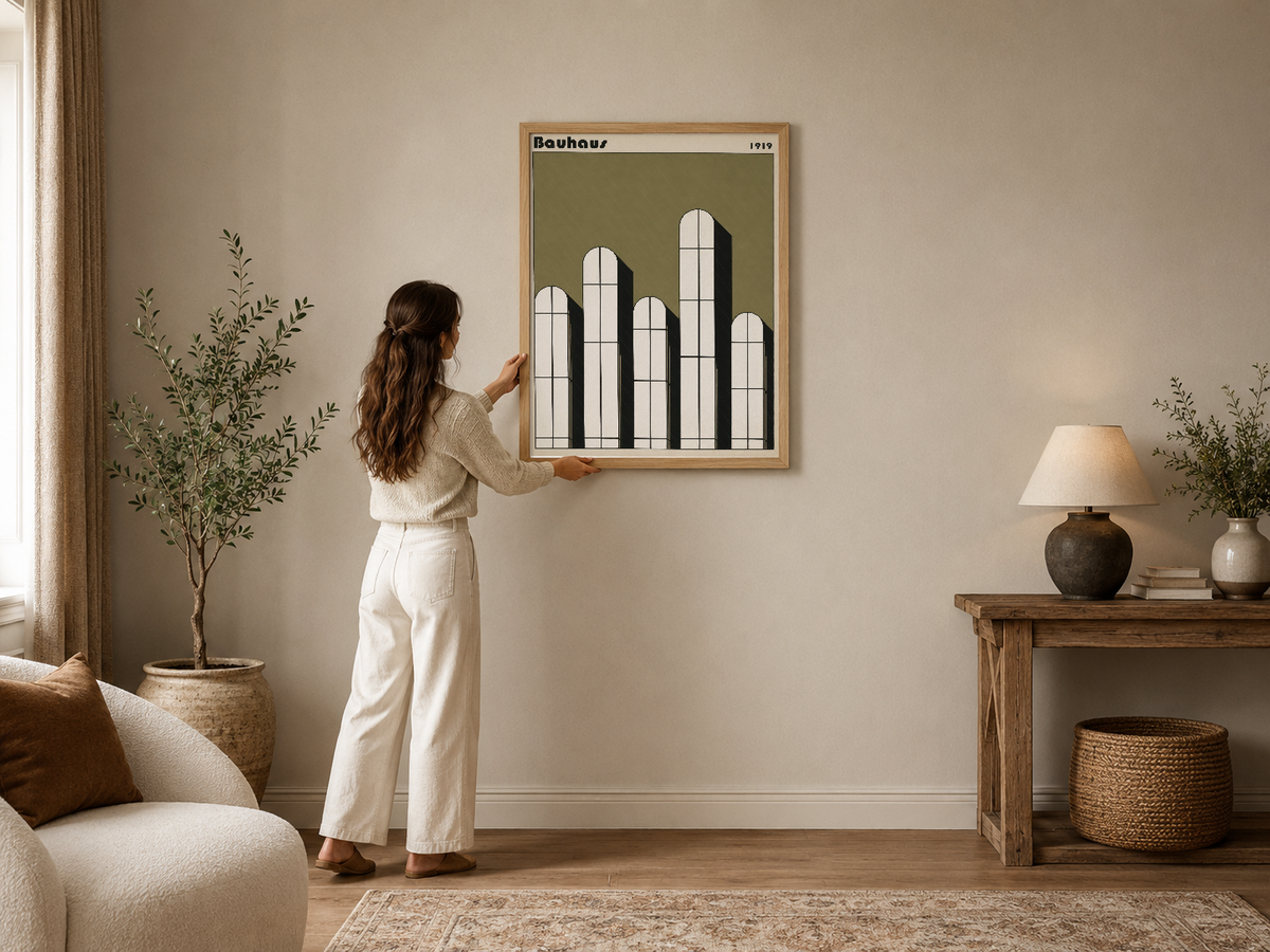 Bauhaus tarzı pencere tasarımı, açık yeşil zemin üzerinde siyah ve beyaz geometrik şekillerle modern duvar tablosu.