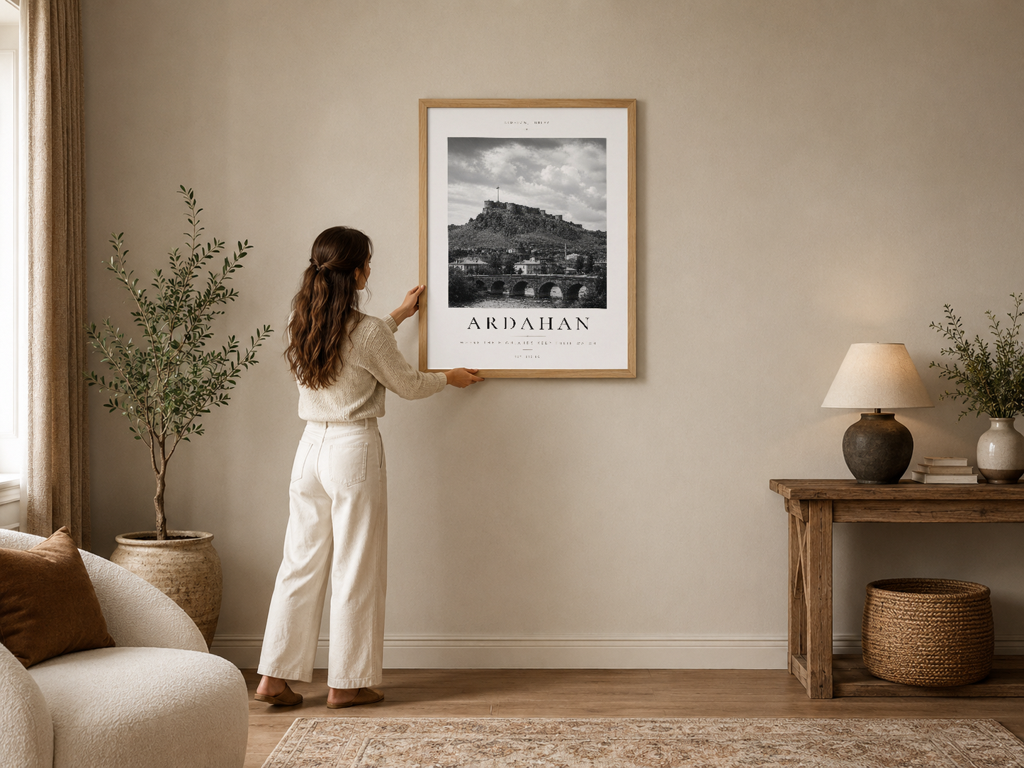 Ardahan'ın tarihi kalesi siyah beyaz siyah ahşap çerçevede, minimalist ev dekorasyonunun merkezinde.