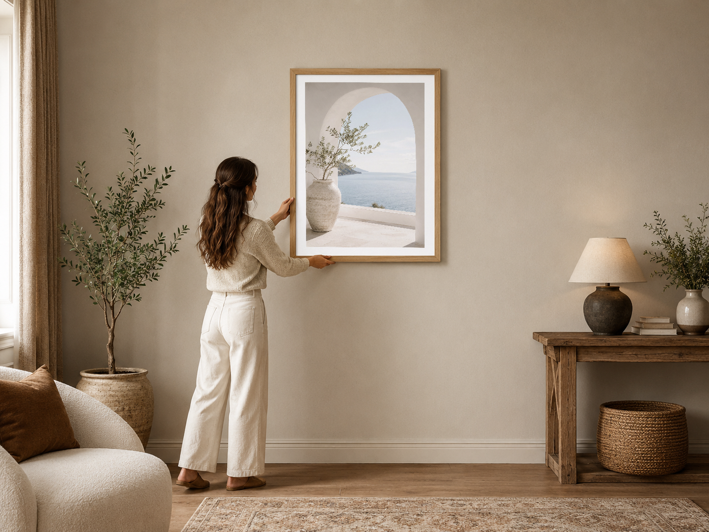 Akdeniz manzarasının masalsı atmosferini yansıtan çerçeveli poster, sade ve şık iç mekanda huzur katan dekorasyon.