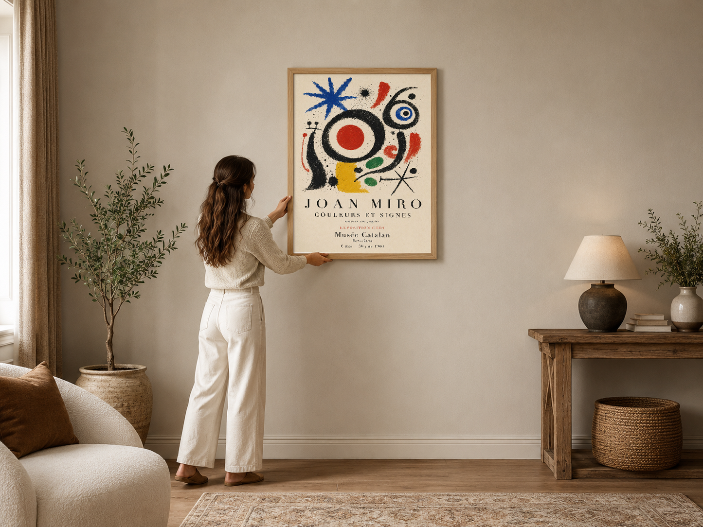 Joan Mirò'nun canlı soyut tasarımı, ahşap çerçevede, modern oturma odasının duvarını renk ve hareket ile süsler.