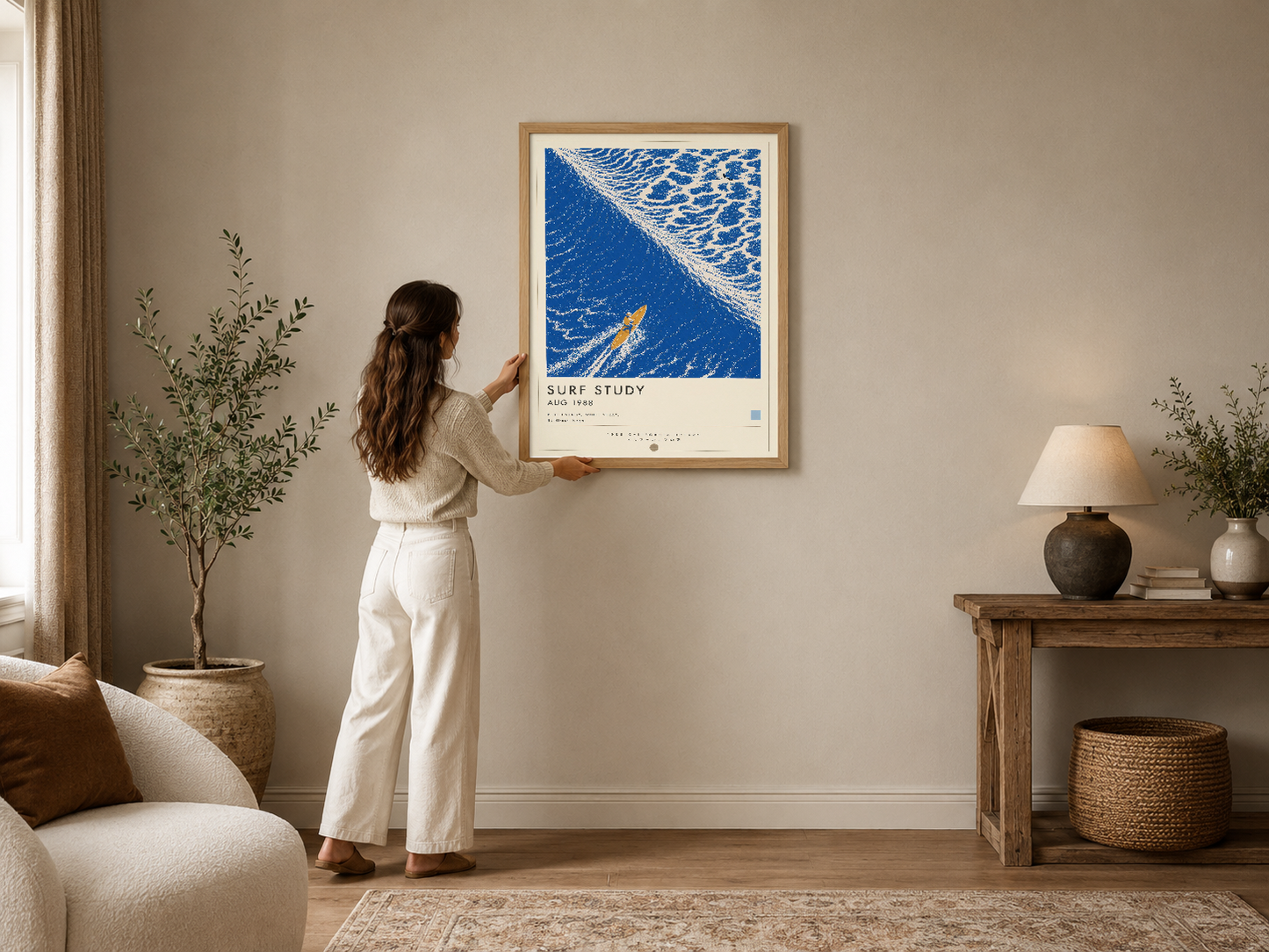 Mavi deniz ve sarı sörf tahtası tema taşıyan retro tarzında çerçeveli poster, modern oturma odasında sergilenmiş.